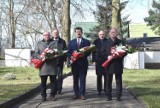 Malbork. 75 rocznica powrotu miasta w granice Polski. Włodarze złożyli kwiaty na cmentarzu radzieckim 