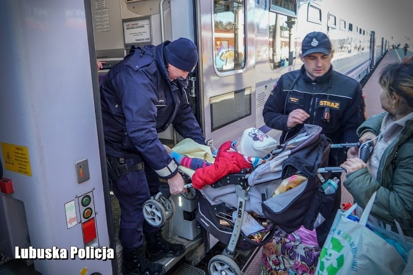 Tak lubuscy policjanci pomagają uchodźcom z Ukrainy. Są m.in. na dworcu w Rzepinie