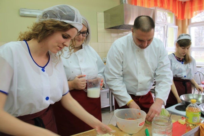 Gotowanie w Mokrzeszowie. Uczniowie uczyli pichcić VIP-y (ZDJĘCIA)