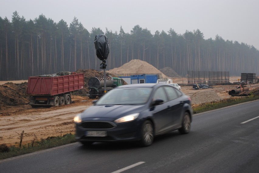 Poranna mgiełka nie przeszkadza drogowcom, bardziej......