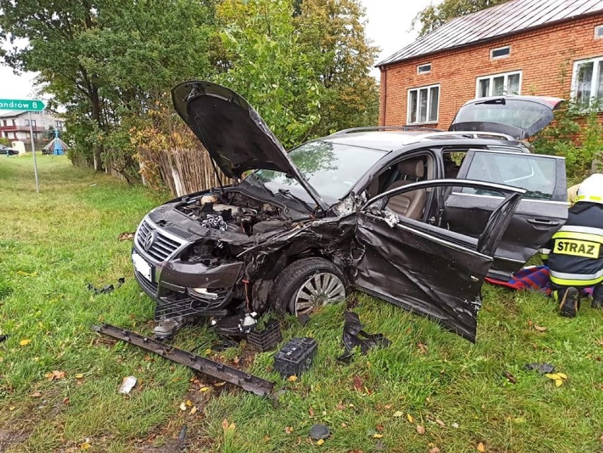 Wypadek w Krasiku na drodze krajowej nr 74 w powiecie opoczyńskim. Jedna osoba ranna [ZDJĘCIA]