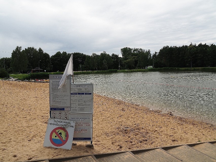 Kąpielisko w Konstantynowie Łódzkim. Mimo białej flagi...