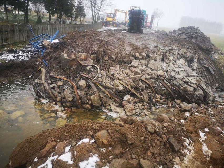 Niewybuch znaleziony podczas budowy drogi w Zamościu gm. Sypniewo. 11.03.2023 ewakuowano okolicznych mieszkańców