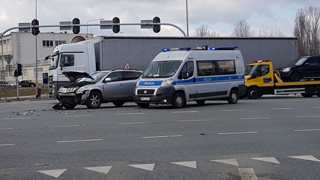 Wypadek na trasie Górna. Zderzenie na skrzyżowaniu Bartoszewskiego - Demokratyczna
