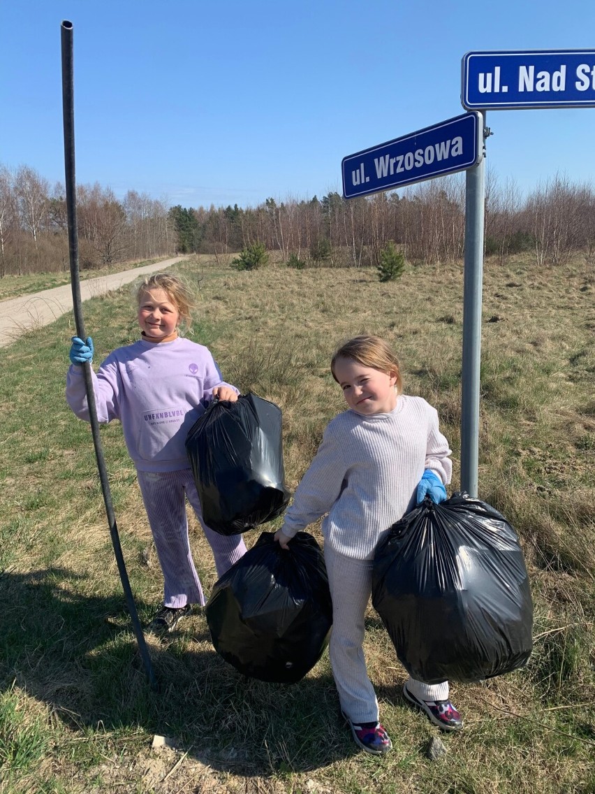 Posprzątali Domatówko i Małą Piaśnicę. W ręce wzięli worki i ruszyli w teren zbierać to, co innym nie zmieściło się do śmietników | ZDJĘCIA