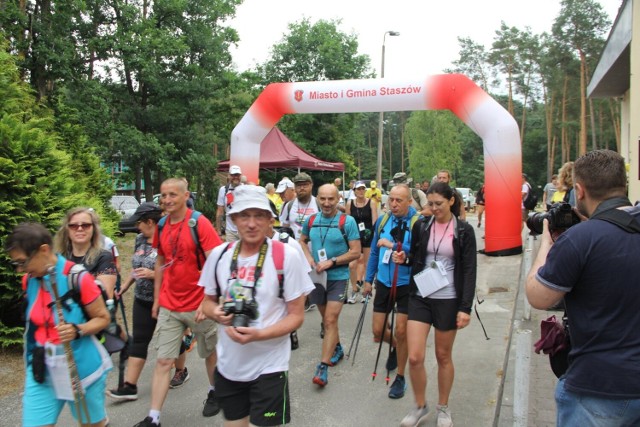 Koło Grodzkie Polskiego Towarzystwa Turystyczno-Krajoznawczego w Staszowie, Staszowski Klub Rowerowy imienia Adama Bienia zorganizowali I Staszowski Maraton Pieszy „Po Krainie Bizonów”. Impreza odbyła się w sobotę 2 lipca i przyciągnęła mnóstwo ludzi.

Zobaczcie na kolejnych slajdach galerię zdjęć z rajdu