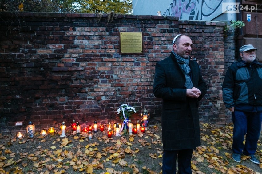 Szczecin. Pamiętali o "Nocy kryształowej". Zapalili znicze, w miejscu, gdzie stała synagoga   