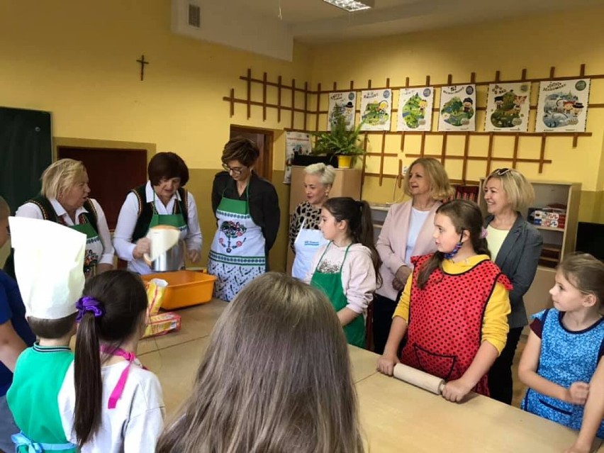 Dzieci ze Szkoły Podstawowej w Sieńcu uczyły się lepić pierogi. Trwa realizacja projektu „Wieluński folklor" Stowarzyszenia Łączy Nas Wieluń