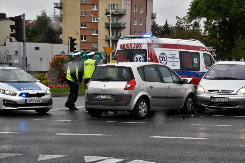 Groźne zderzenie w centrum Kielc. Policjanci natrafili na niespotykane trudności [ZDJĘCIA]