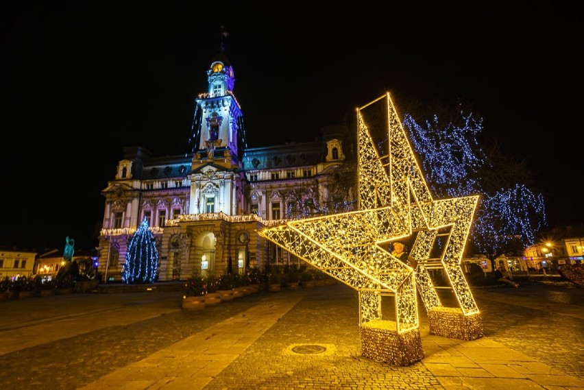 Nowy Sącz w świątecznych barwach. Przy ratuszu stoi żywa choinka. Są też nowe iluminacje i ozdoby [ZDJĘCIA]