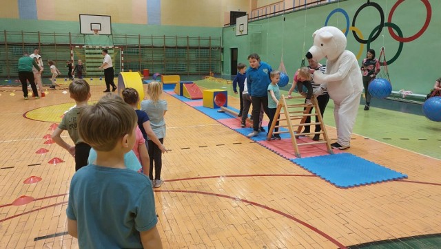 Dzieci chętnie brały udział w zajęciach sportowych w towarzystwie  misia Chełmisia.