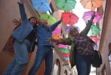 Tarnowskie "Umbrella Sky" ponownie zachwyca i zachęca do zrobienia sobie wyjątkowych zdjęć. Niebo kolorowych parasolek nad ulicą Piekarską