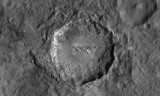 Nowe zdjęcia Ceres mówią nam co nieco o historii jej kraterów