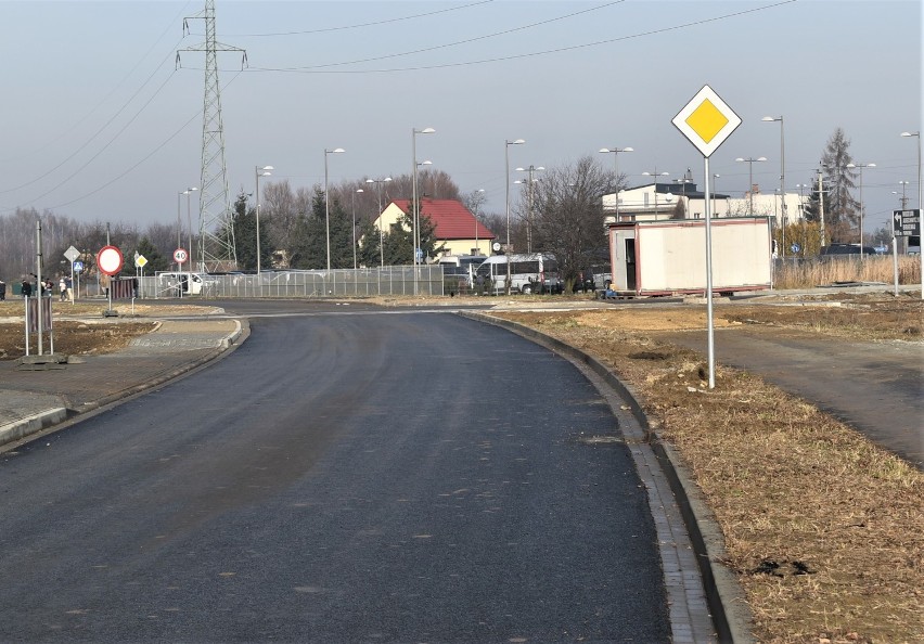 Nowa droga przed Bramą Śmierci w Brzezince wkrótce będzie przejezdna