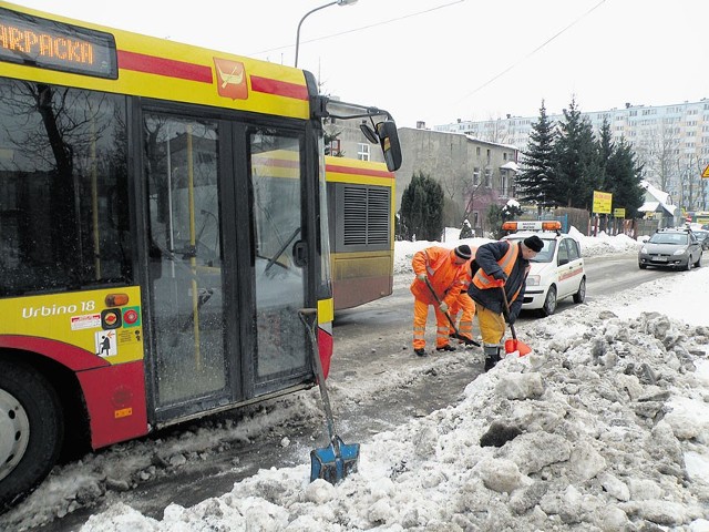 By holowniki mogły odciągnąć autobusy, robotnicy musieli najpierw sprzątnąć śnieg z jezdni.