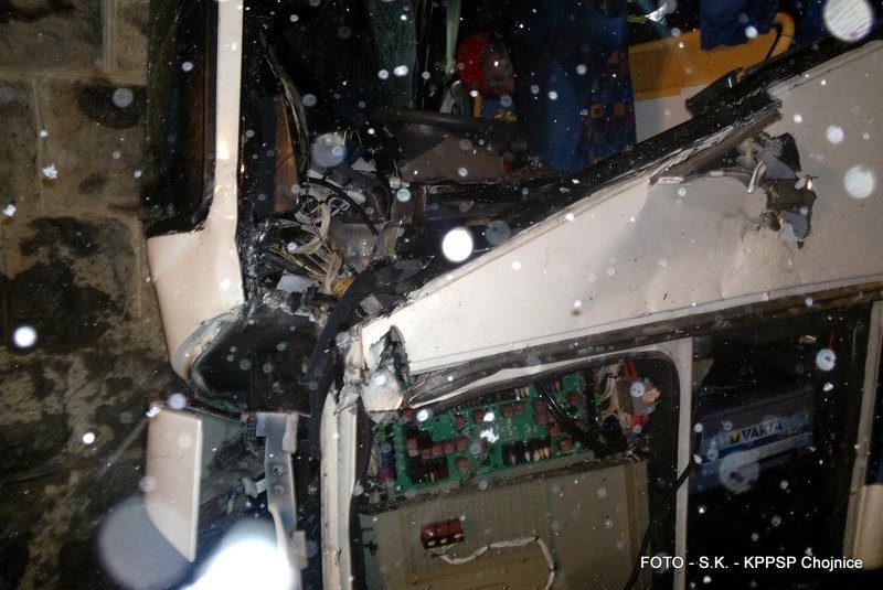 Chojnice - Angowice: Autobus uderzył w wiadukt ZDJĘCIA Z WYPADKU!