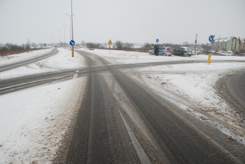 Pruszcz Gdański: Dachowanie BMW. Samochód wpadł do 3,5-metrowego rowu [ZDJĘCIA]