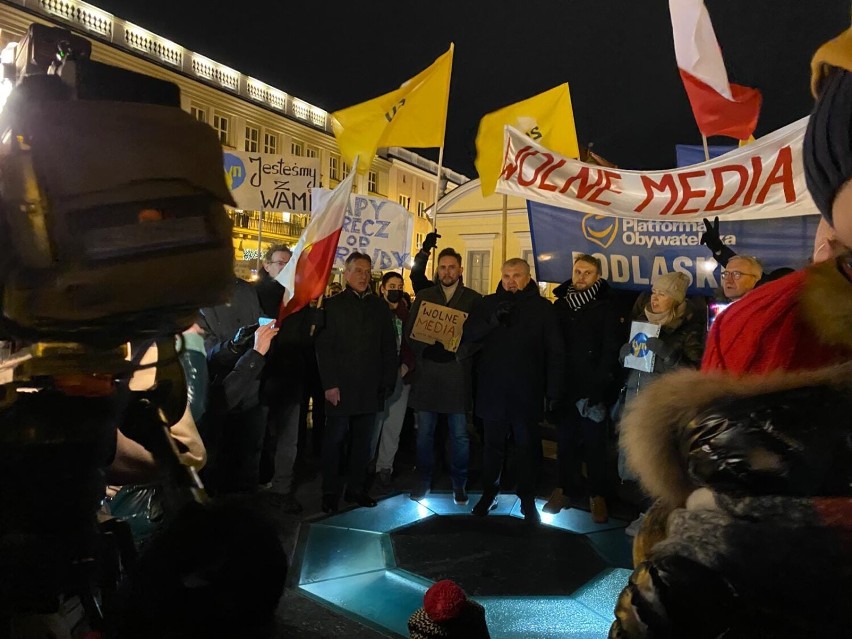 Wójt Korycina na manifestacji przeciwko lex TVN. Mirosław Lech protestował na Rynku Kościuszki w Białymstoku