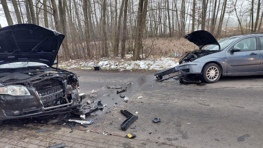 Wypadek w Sikorach koło Rypina. Czołowe zderzenie dwóch samochodów [zdjęcia]