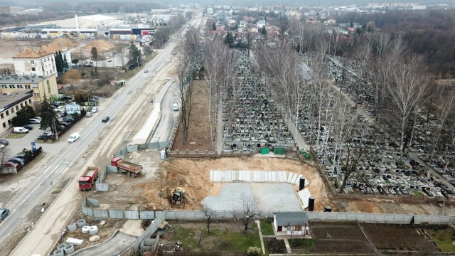 Przy ulicy Zagnanskiej w Kielcach, w pobliżu zalewu powstaje gigantyczny zbiornik a nad nim będzie budowany parking.