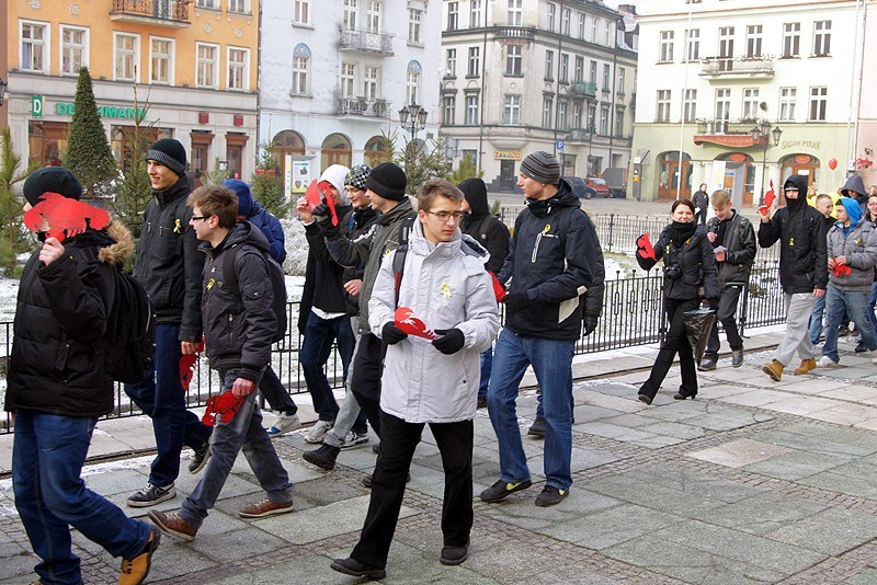 Uczniowie z Kalisza mają haka na raka. Zachęcają do walki z czerniakiem. ZDJĘCIA