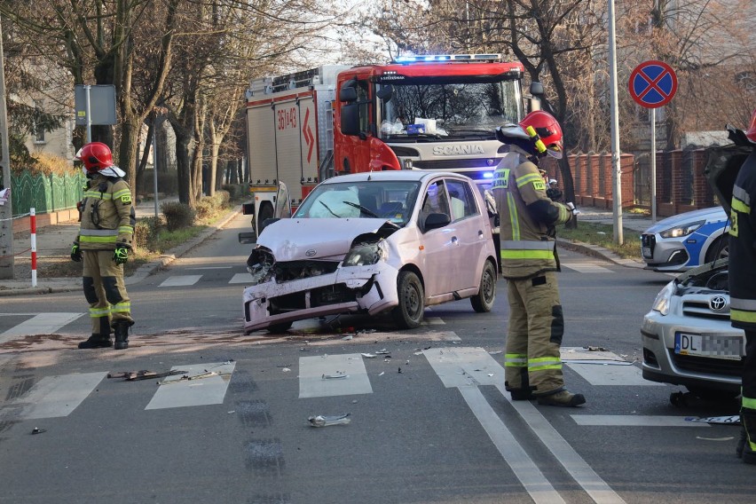 Wypadek na ulicy Rataja w Legnicy, dwie osoby ranne