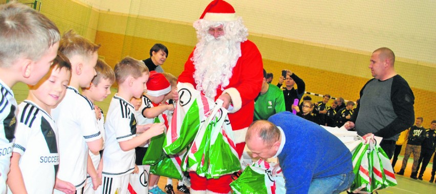 Mikołajkowe upominki dla młodych piłkarzy przygotowała Legia...