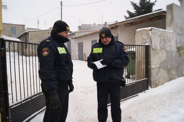 Strażnicy miejscy w Rawie mogą dać upomnienie albo nałożyć mandat. Na razie nie chcą karać, dlatego informują i rozdają ulotki