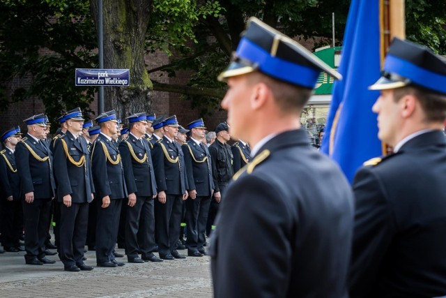 Na Placu Wolności odbyły się w środę uroczyste obchody Dnia Strażaka komendy miejskiej w Bydgoszczy. 

Podczas uroczystości strażakom wręczono awanse na wyższe stopnie służbowe oraz odznaczenia i nagrody za służbę. Państwowa Straż Pożarna w Bydgoszczy liczy cztery jednostki, w których pracuje łącznie 230 strażaków.



Pogoda na dzień + 2 kolejne dni (23 + 24-25.05.2018) [TVN Meteo/x-news]
