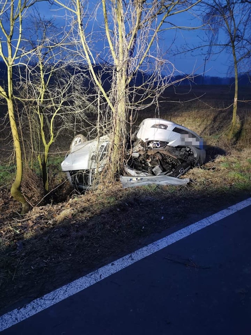 Czołowe zderzenie dwóch samochodów osobowych na drodze...