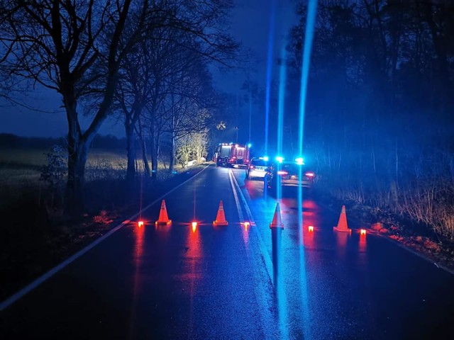 Czołowe zderzenie dwóch samochodów osobowych na drodze Łężeczki - Białokosz. Sprawca był pijany i nie posiada uprawnień do kierowania autem (6.03.2020)