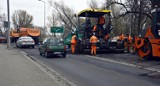 Głogów: Utrudnienia na moście. Ruch odbywa się wahadłowo, bo robotnicy kładą tam nowy asfalt. ZDJĘCIA