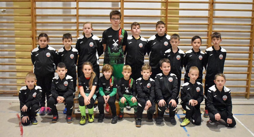 Podczas ostatnich zajęć młodzi piłkarze LZS-u Kuczków zaprezentowała się w nowych dresach sportowych