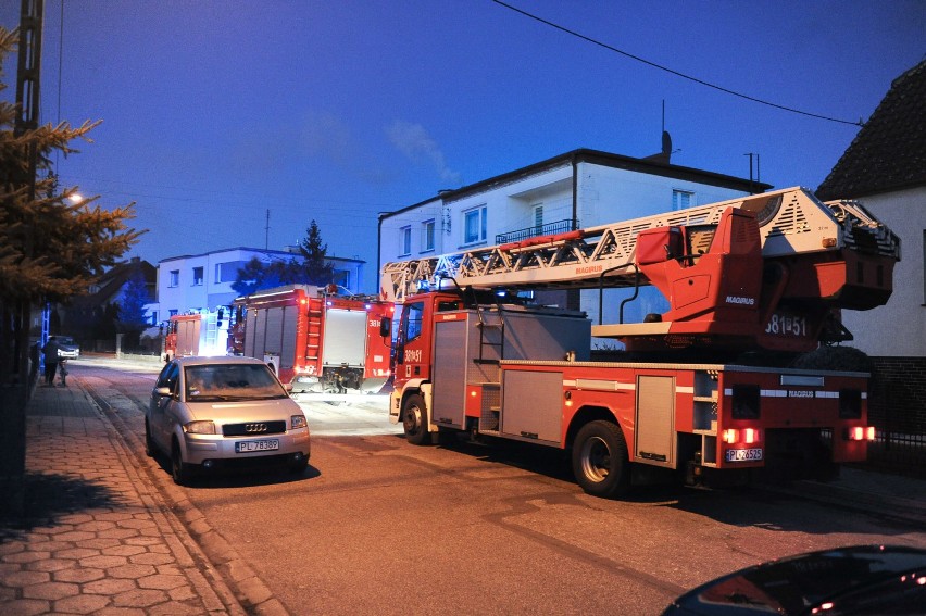 Iskry poszły z komina. Trzy wozy strażackie zjechały na Reja w Lesznie
