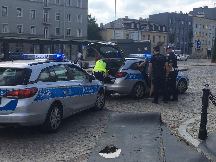 W Kielcach samochód uderzył w Pomnik Niepodległości. Kierowca pijany w sztok! Zobacz zdjęcia