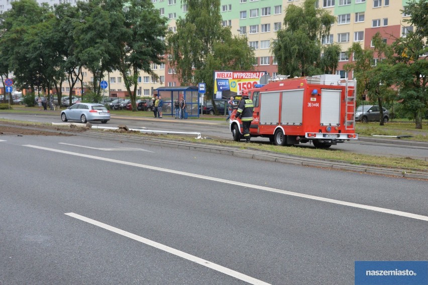 Wypadek na ulicy Toruńskiej we Włocławku. Opel uderzył w słup [wideo, zdjęcia]