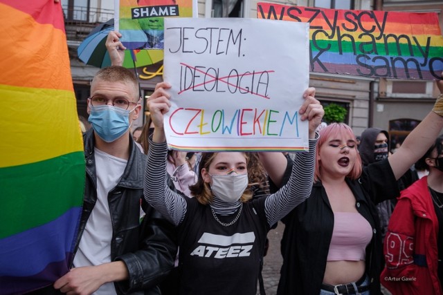 Rezolucja radnych powiatowych z Tarnowa spotkała się z krytyką środowisk LGBT. Do samorządów partnerskich powiatu tarnowskiego wysłano m.in. listy, w których domagano się zerwania lub zawieszenia z nim współpracy
