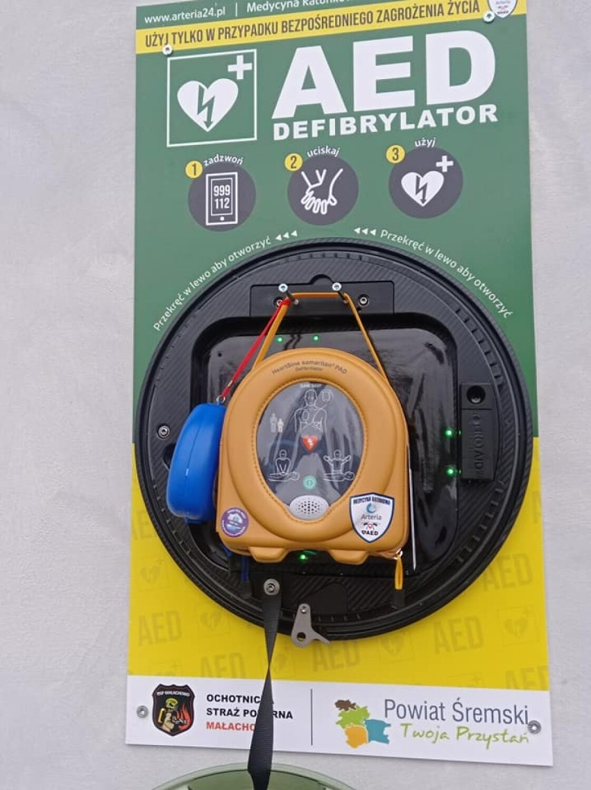 To urządzenie ratuje życie! W Małachowie na ścianie remizy OSP zainstalowano zewnętrzny defibrylator AED