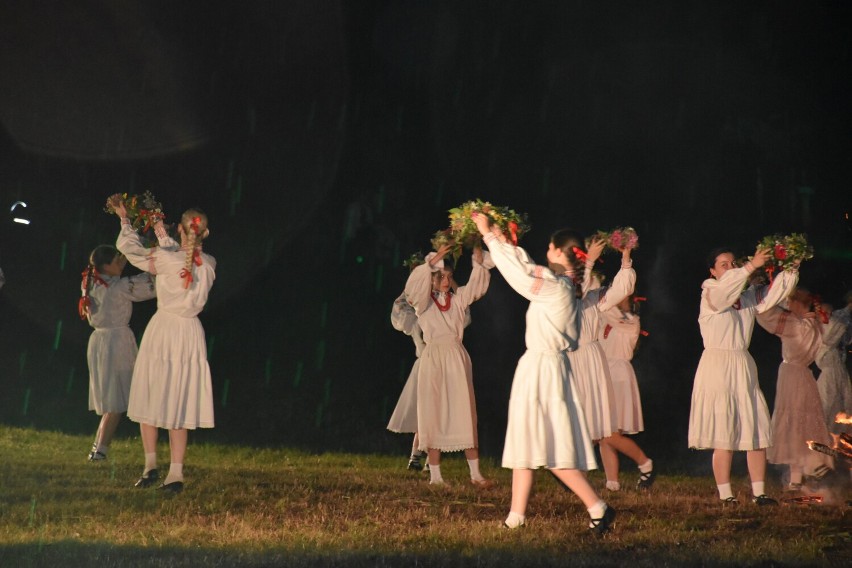 „Noc świętojańska” w Gołuchowie. Wyjątkowe widowisko plenerowe z tancerzami i ogniem w roli głównej