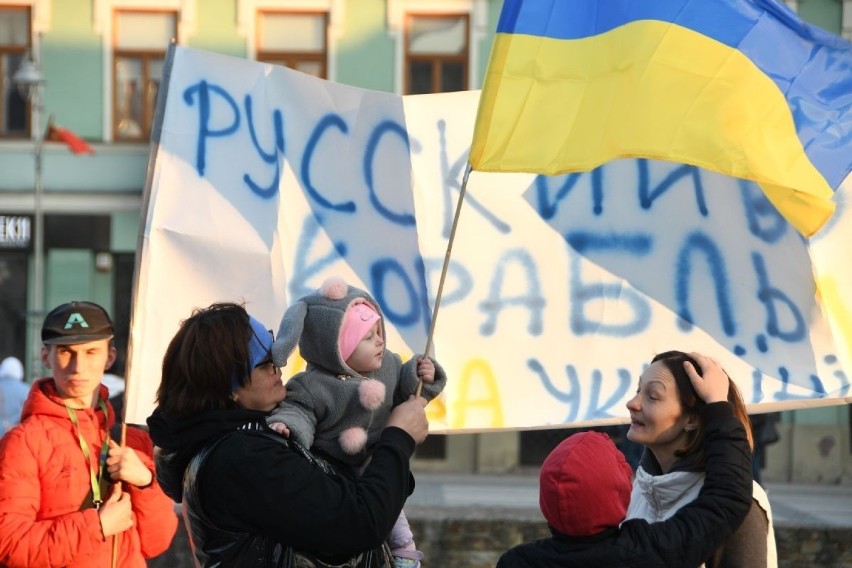 Chwała Ukrainie i bohaterom. Demonstracja solidarności na Rynku w Kielcach. Zobaczcie wideo i zdjęcia 