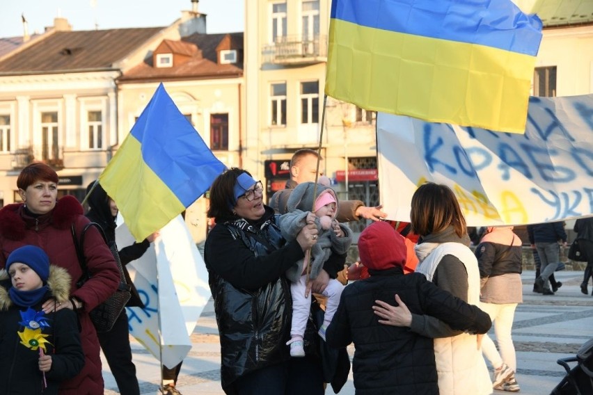 Chwała Ukrainie i bohaterom. Demonstracja solidarności na Rynku w Kielcach. Zobaczcie wideo i zdjęcia 