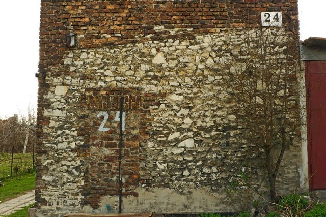 Kamienica na ul. Podsiadły 24. To właśnie w oficynie tej kamienicy znajdował się bunkier żydowskich bojowników, którzy trzeciego sierpnia 1943 r. wybrali mitat kavod, czyli śmierć z honorem, walcząc z hitlerowcami.