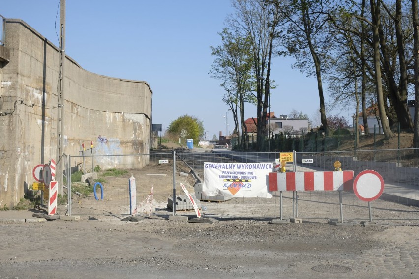 Remont ulicy Kujawskiej w Żarach. Rozkopane drogi i chodniki 