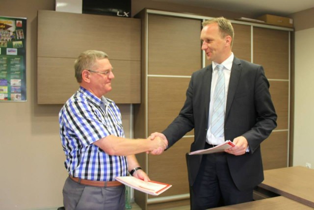 Umowę podpisali Zenon Różycki, prezes MPGN-u i Henryk Taczyński, właściciel firmy Taczbud