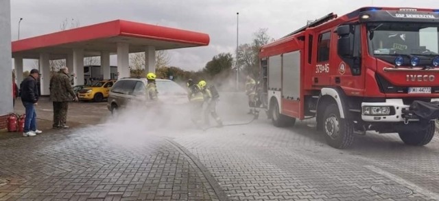 Sytuacja była niezwykle niebezpieczna - auto płonące na stacji benzynowej...