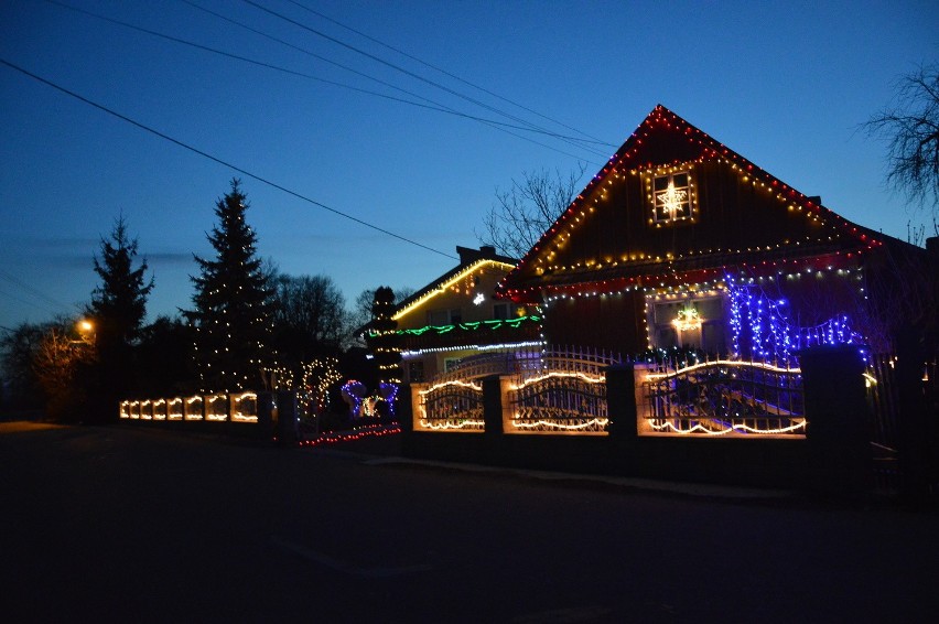 Borzęcin. Olśniewająca iluminacja świąteczna.Dom rozświetlony milionem lampek [ZDJĘCIA]