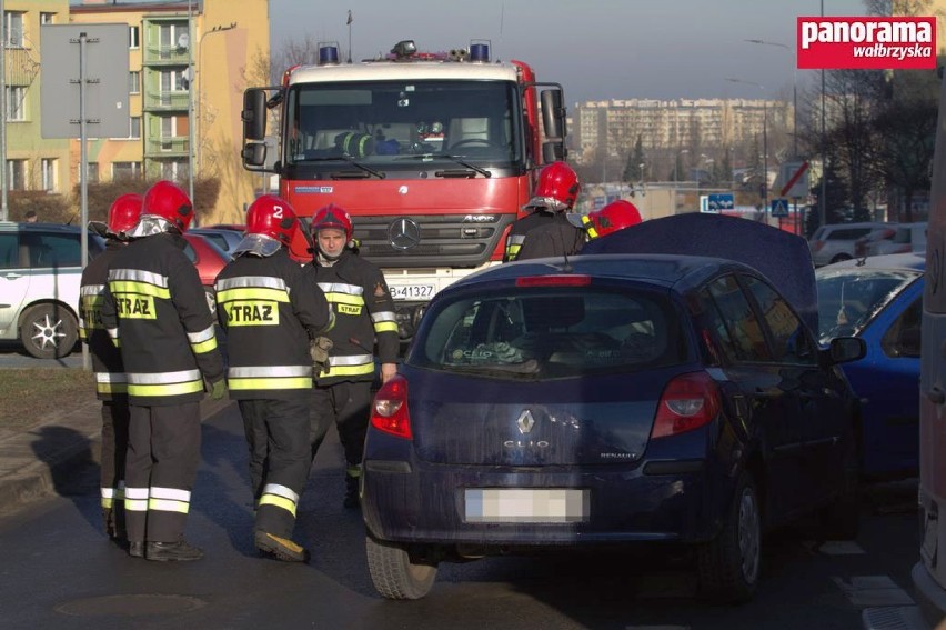 Wałbrzych: Wypadek na ulicy Broniewskiego. Jedna osoba poszkodowana [ZDJĘCIA]