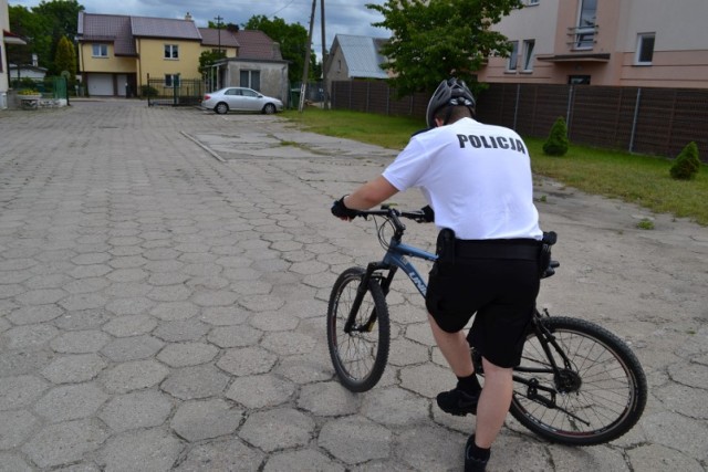 -&nbsp;Miejsca poruszania się funkcjonariuszy będą wynikać z analizy bezpieczeństwa - mówi młodszy inspektor Ireneusz Szmurło, komendant Komisariatu Policji w Rumi. 
-&nbsp;W mieście jest sporo ścieżek rowerowych, więc można powiedzieć, że komunikacja będzie przebiegać dosyć sprawnie i przemieszczanie się nawet z jednego końca miasta do drugiego nie zajmie policjantom znowu tak dużo czasu, nawet biorąc pod uwagę ruch miejski, a czasem także i korki, które zdarzają się na drodze krajowej nr 6 - mówi komendant. 


CZYTAJ DALEJ - - - > 
ZOBACZ NASTĘPNE ZDJĘCIE - - - >