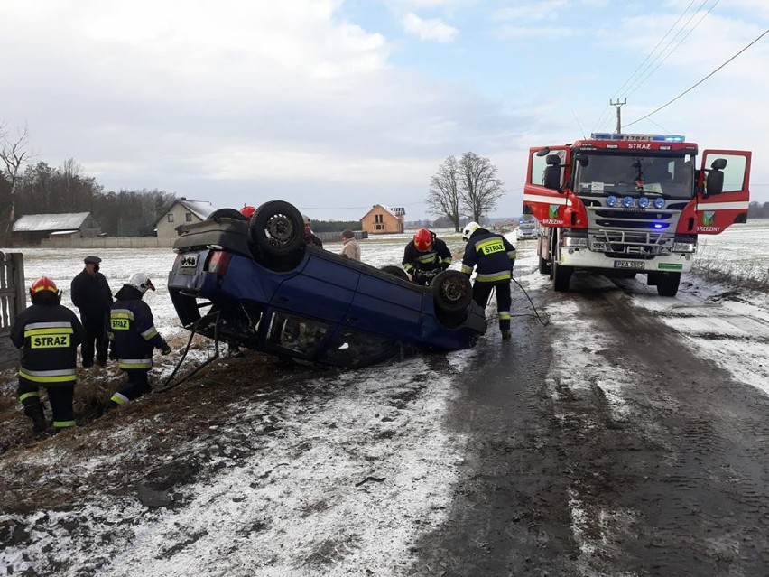 W miejscowości Zagórna koło Brzezin dachował samochód...