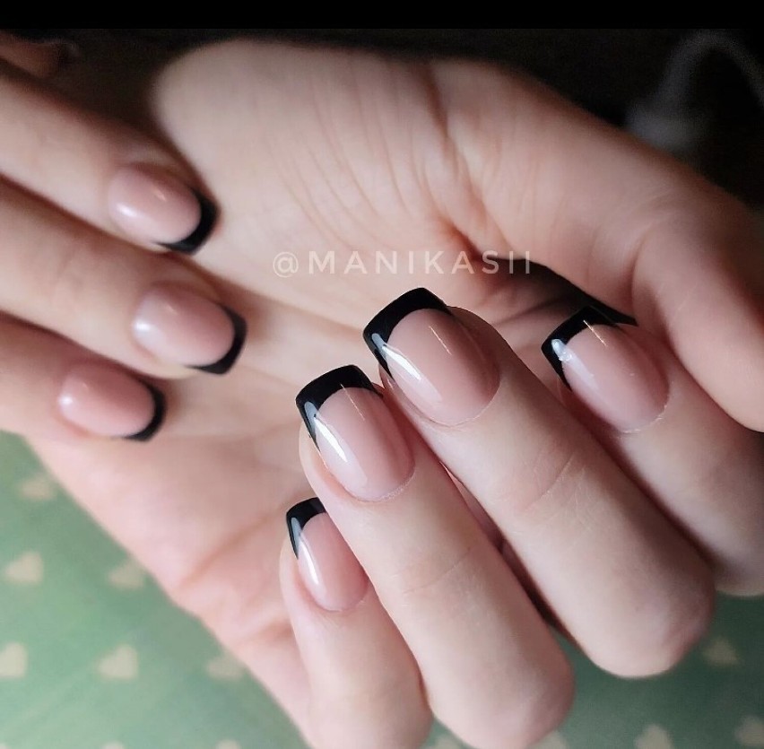 Francuski manicure można wykonać w domu przy użyciu...